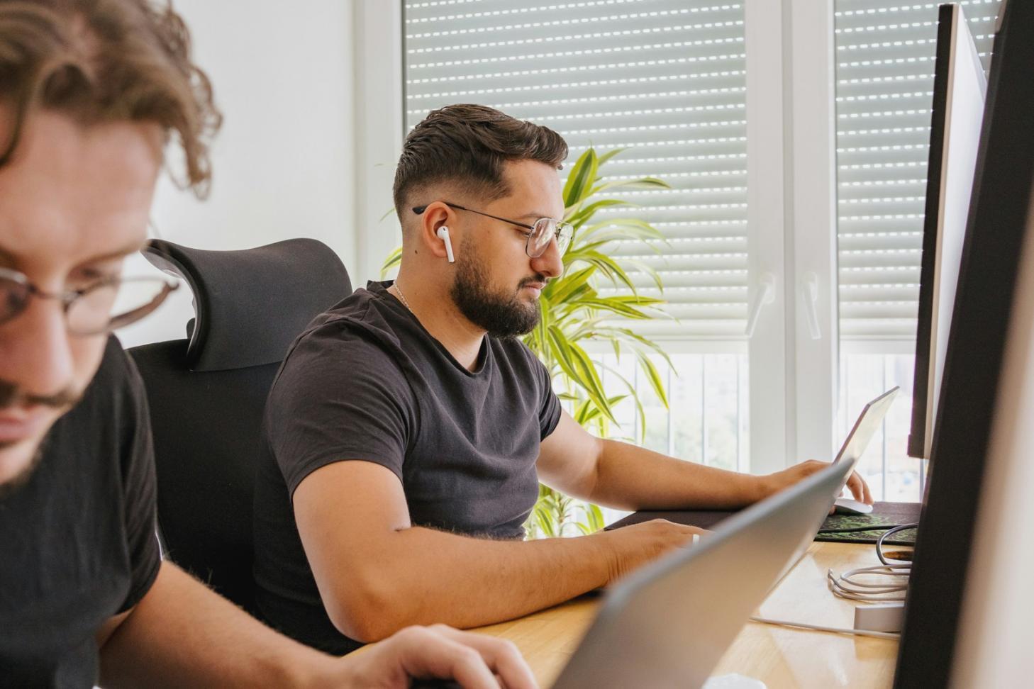 Equipo de analistas trabajando en modelos financieros